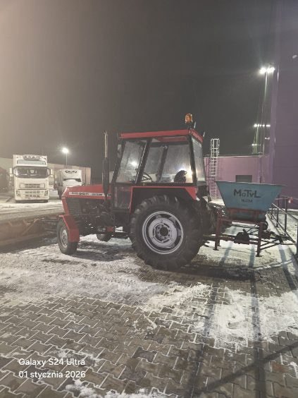 Odśnieżanie nocą — ciągnik z solarką