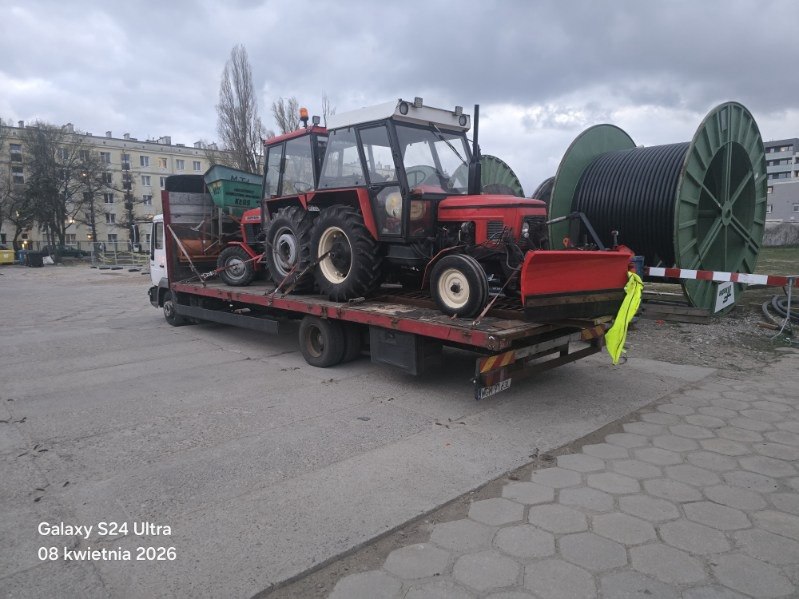 Ciągnik i sprzęt podczas transportu