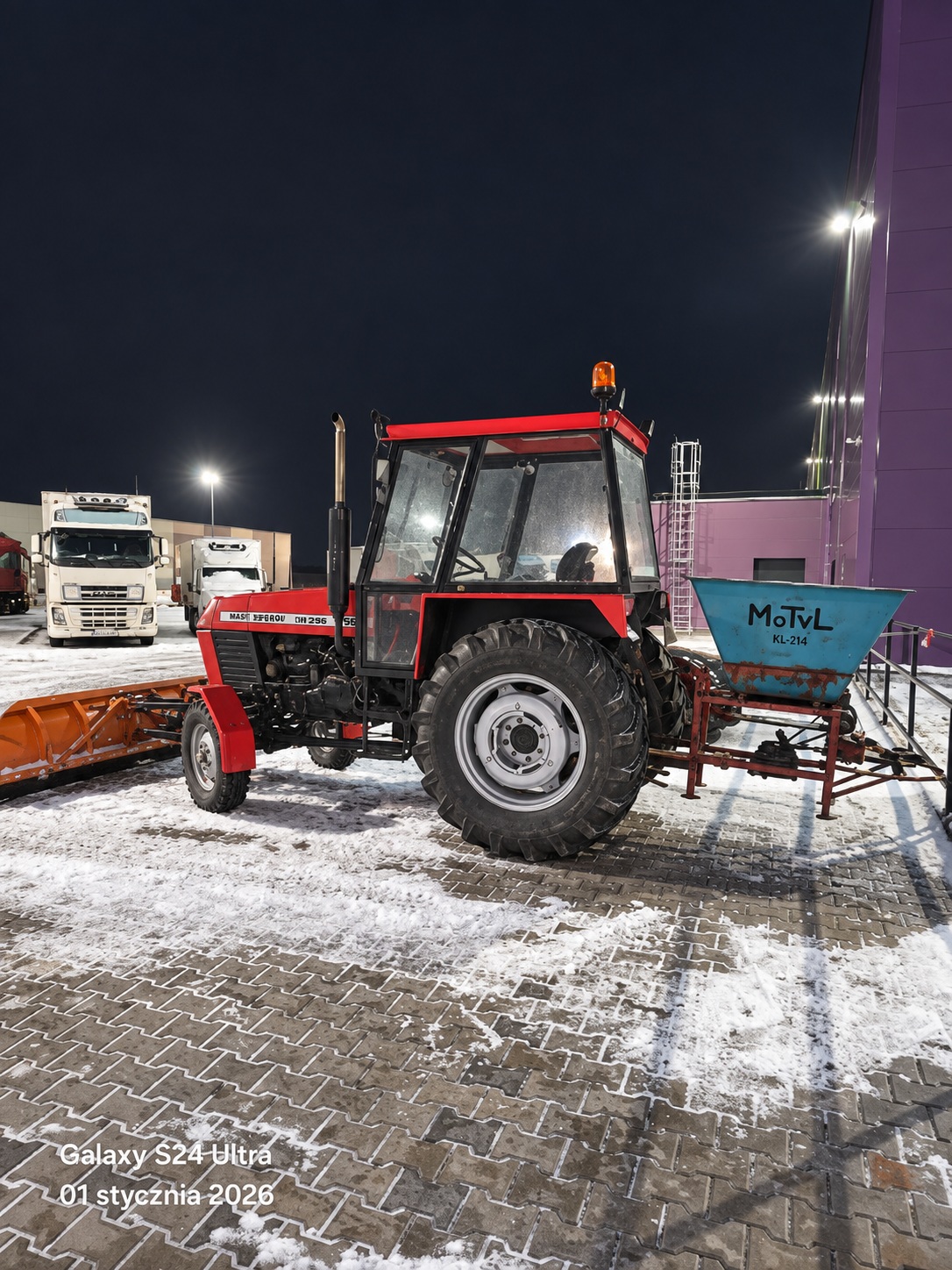 Odśnieżanie nocą — ciągnik z solarką